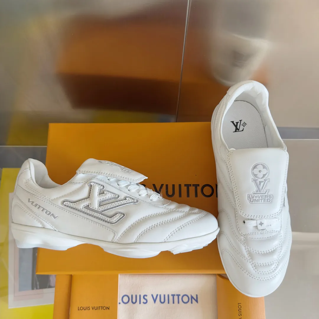 Top version: Couple model 640💰 LV Louis Vuitton L house Donkey brand latest Footprint series Couple model football sneakers casual running shoes original purchase development and production This Footprint Soccer sneaker was unveiled in the 2025 spring and summer series fashion show. It is the first sneaker designed by Pharrell Williams inspired by football shoes. The shoes are inspired by football, a sport that spans generations and cultures, echoing the 2025 spring and summer series fashion show's theme of unity and universal participation. The shoe is famous for its sleek design, with the dynamic IV Initials logo embellished on the side, the tongue embellished with the Lvers United badge inspired by the football team, and the foot pattern rubber sole decorated with multiple Louis Vuitton logos. Exquisitely packaged at the delivery counter🛍📦 ▪️Material: Original imported first-layer cowhide ▪️Lining: Original custom-made soft sheepskin lining ▪️Sole: Original open-molded two-color TPU combination sole ▪️Sole thickness: 3.5CM ▪️Size: Women’s 35-41 / Men’s 39-45